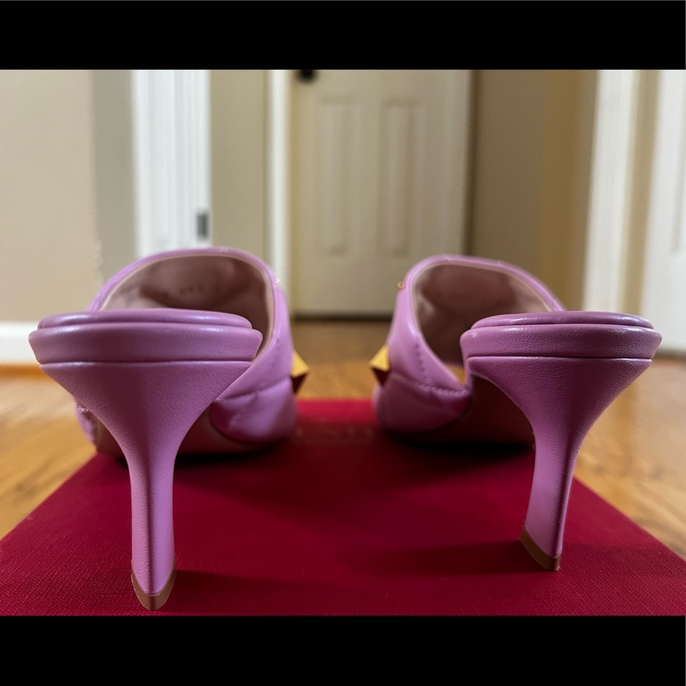 😊SOLD😊 Valentino Garavani Roman Stud Quilted Napa Slide Sandals in 37 - Picture 10 of 13